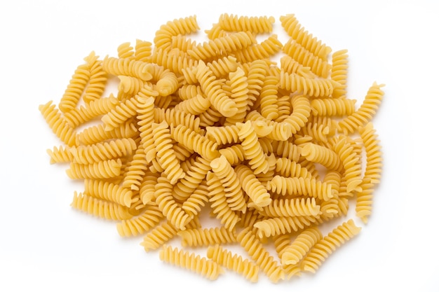 Fusilli crudi pasta isolato sfondo bianco.