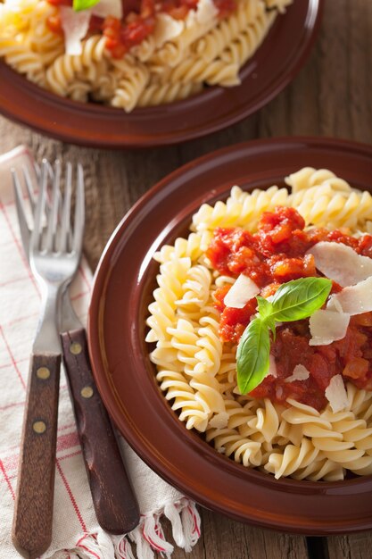 Fusilli di pasta classica italiana con salsa di pomodoro e basilico