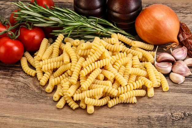 Fusilli di pasta cruda di grano italiano