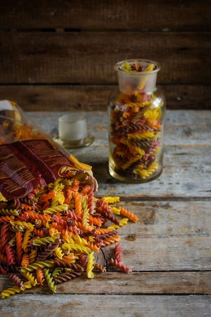 fusilli di pasta di diversi colori