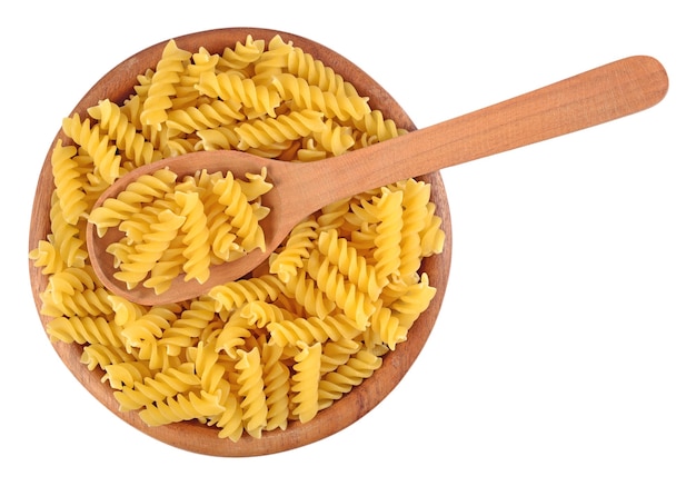 Fusilli di pasta italiana cruda in una ciotola di legno su sfondo bianco