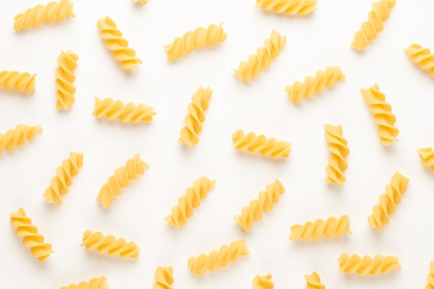 Fusilli di pasta ritorta italiana isolati su priorità bassa bianca. Fusilloni, rotini.