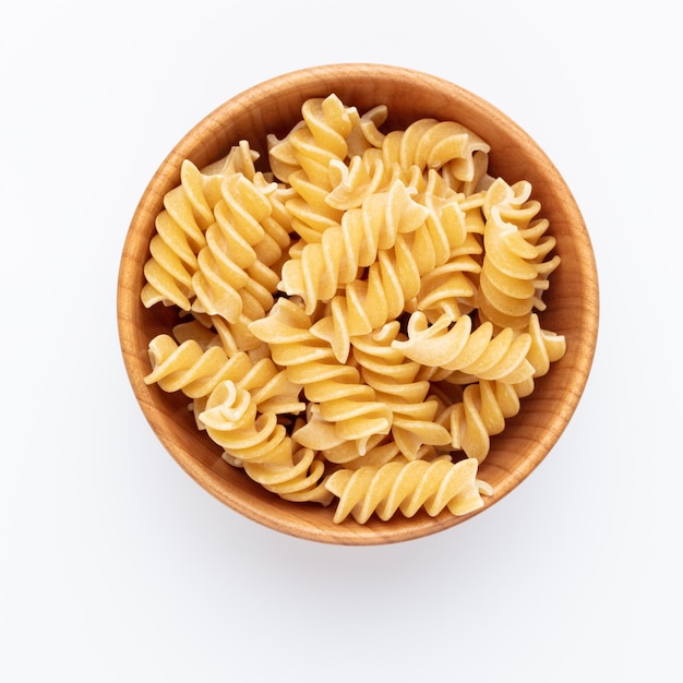 Fusilli interi in una ciotola di legno