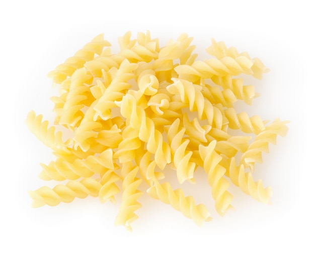 Fusilli isolati su sfondo bianco