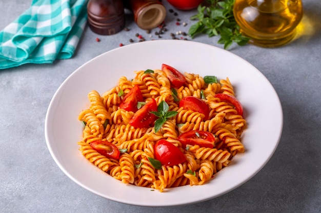 Fusilli pasta a spirale o spirali pasta con salsa di pomodoro stile gastronomico italiano