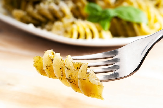 Fusilli pasta italiana con pesto genovese al basilico