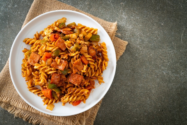 fusilli saltati in padella con prosciutto e salsa di pomodoro