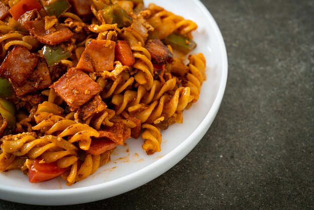 fusilli saltati in padella con prosciutto e salsa di pomodoro