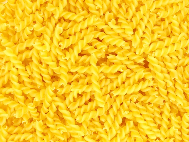 Fusilli su fondo bianco