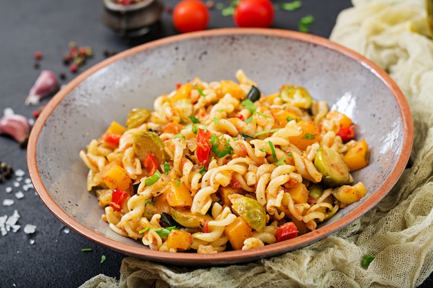 Fusilli vegani di pasta vegetale con zucca, cavoletti di Bruxelles, paprika e carota