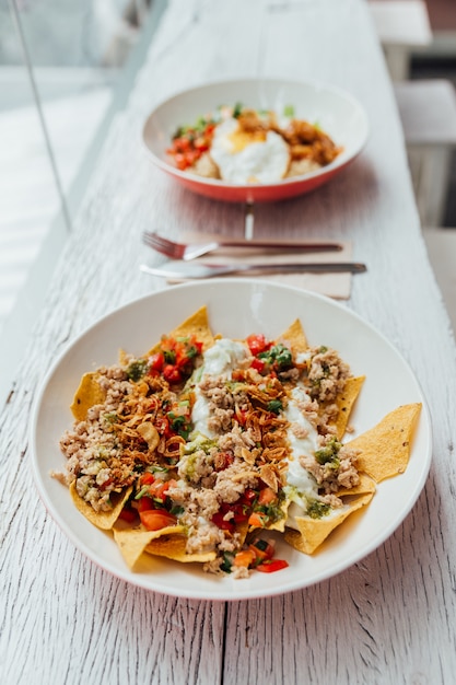 Fusion food Soboro Chicken Nachos: pollo saltato in padella in stile giapponese con salsa di pomodoro