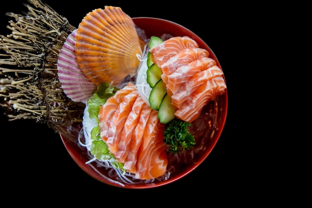 Fustellato di salmone sasimi fresco Cibo giapponese popolare su nero isolato