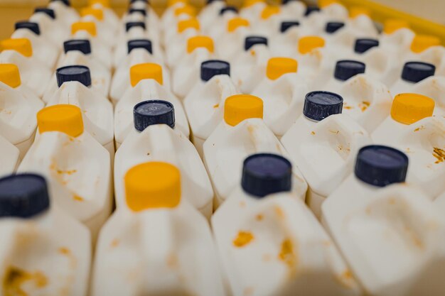 Fusto in plastica bianca per il trasporto di composizioni chimiche