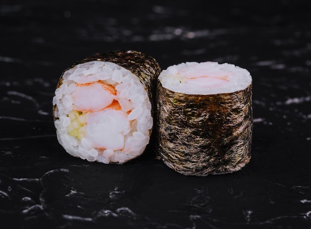 Futomaki di sushi giapponese fresco tradizionale con gamberi