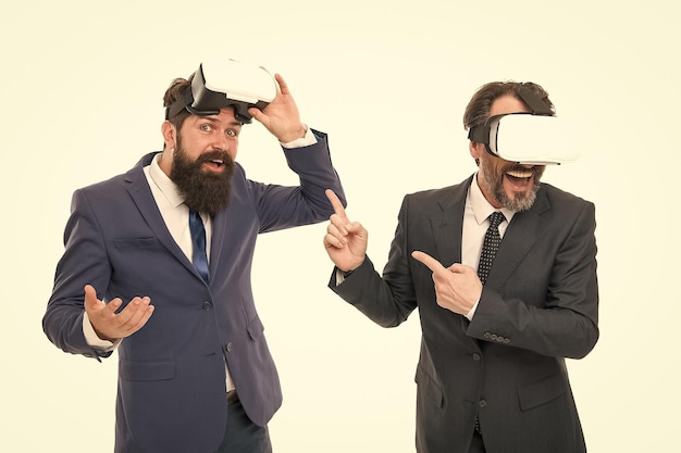 Futuro digitale e innovazione uomini maturi con la barba in abito formale realtà virtuale Partnership lavoro di squadra uomini d'affari indossano occhiali VR tecnologia moderna nel business agile Godersi una nuova esperienza