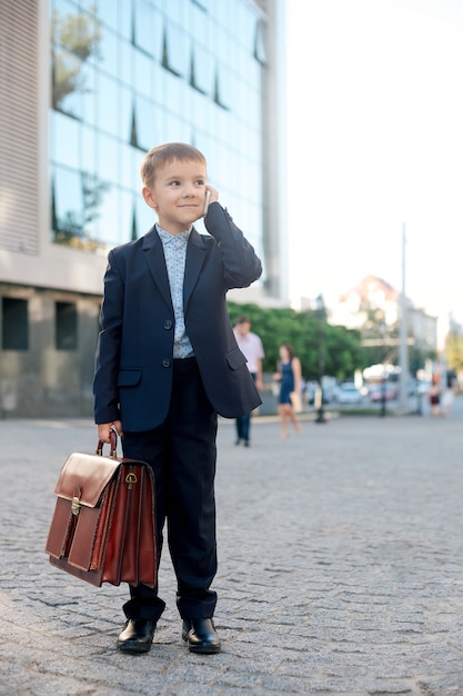 Futuro uomo d'affari con valigetta e telefono