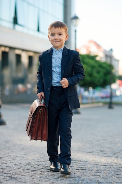 Futuro uomo d'affari in costume formale con valigetta