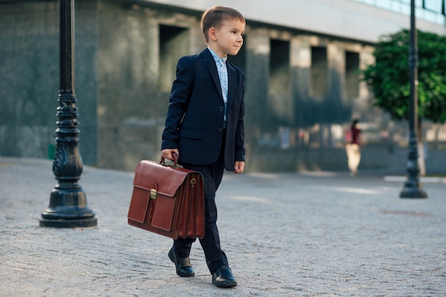 Futuro uomo d'affari in costume formale con valigetta