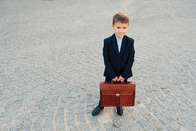 Futuro uomo d'affari in costume formale con valigetta