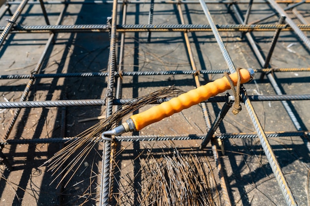 Gabbia del fascio del tondo per cemento armato del legame sul cantiere. Barra d'armatura in acciaio per cemento armato.