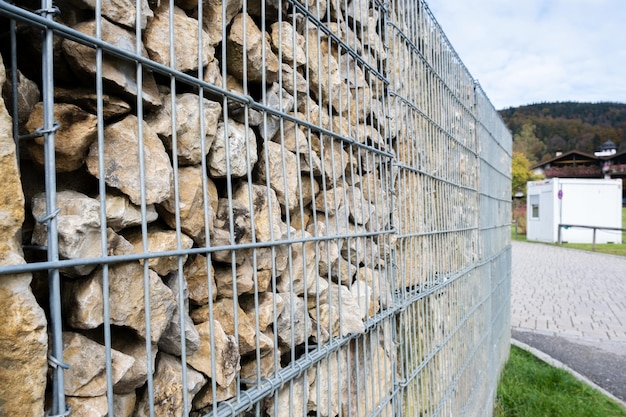 Gabbioni di roccia e filo utilizzati come muri di sostegno