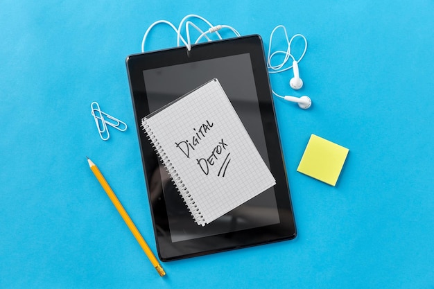 gadget e parole di disintossicazione digitale scritte nel blocco appunti