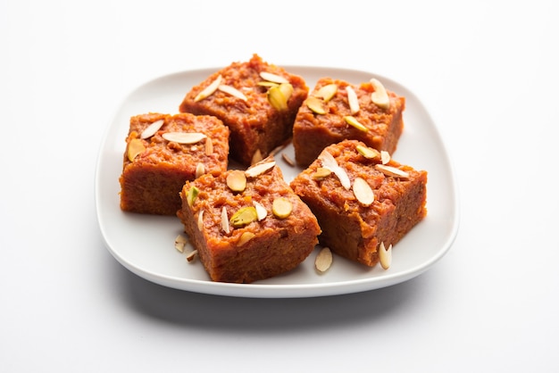 Gajar Halwa Barfi o Carrot pudding barfee è un popolare piatto dolce indiano