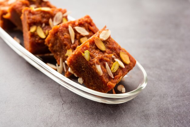 Gajar Halwa Barfi o Carrot pudding barfee è un popolare piatto dolce indiano