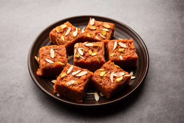 Gajar Halwa Barfi o Carrot pudding barfee è un popolare piatto dolce indiano