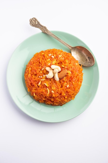 Gajar halwa, noto anche come gajorer halua, gajrela, gajar pak e carota halwa è un dolce a base di carote del subcontinente indiano