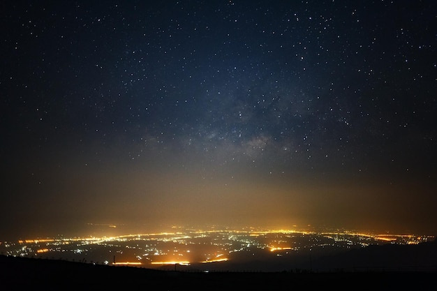 Galassia della Via Lattea a Phutabberk Phetchabun in Thailandia Fotografia a lunga esposizione Con grano