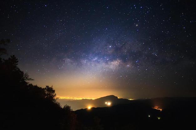 Galassia della Via Lattea con stelle e polvere spaziale nell'universo a Doi Inthanon Chiang mai Thailandia