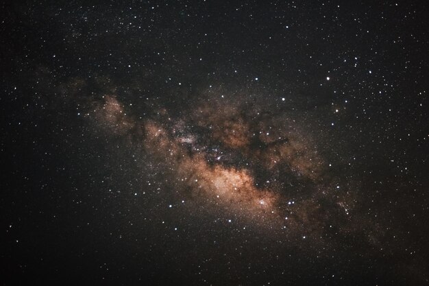 Galassia della Via Lattea con stelle e polvere spaziale nell'universo Fotografia a lunga esposizione con grana