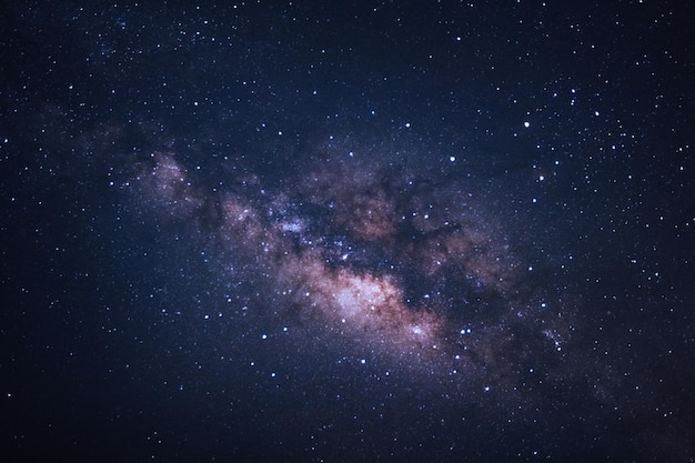 Galassia della Via Lattea con stelle e polvere spaziale nell'universo Fotografia a lunga esposizione con grana