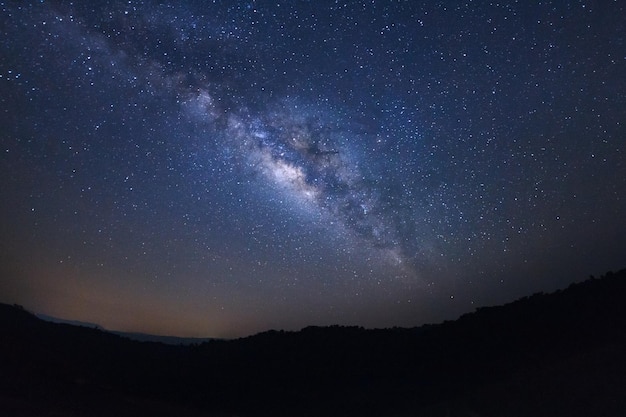 Galassia della Via Lattea con stelle e polvere spaziale nell'universo Fotografia a lunga esposizione con grana