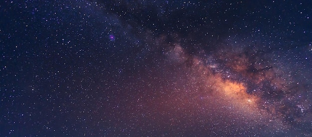 Galassia della Via Lattea con stelle e polvere spaziale nell'universo Fotografia a lunga esposizione con grano