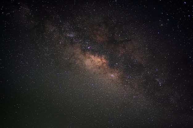 Galassia della Via Lattea, fotografia a lunga esposizione, con grana. L'immagine contiene una certa grana o rumore e messa a fuoco morbida.