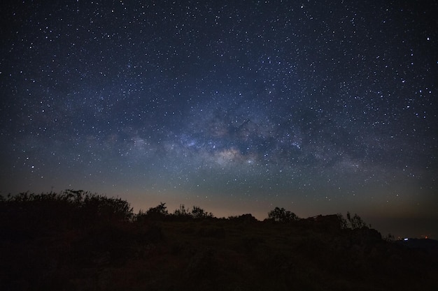 Galassia della Via Lattea sopra la montagna Fotografia a lunga esposizione Con grano