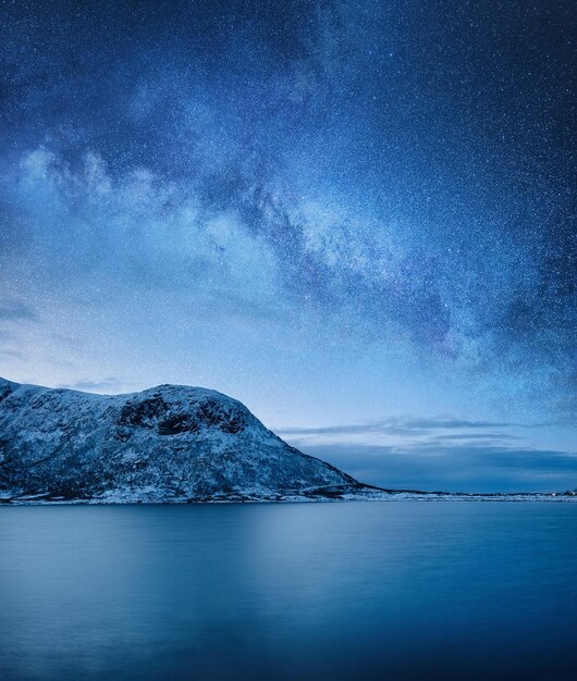 Galassia sopra le montagne e l'oceano Paesaggio durante la notte L'isola di Lofoten in Norvegia Immagine di viaggio