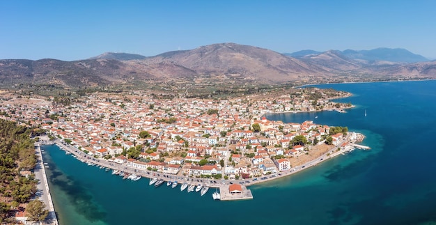 Galaxidi Grecia da sopra vista aerea del drone Tradizionale città giornata di sole