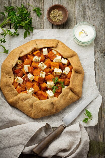 Galeta con zucca e feta sul tavolo