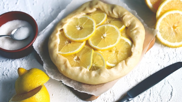 Galette al limone prima della cottura. Preparazione di una galette al limone.