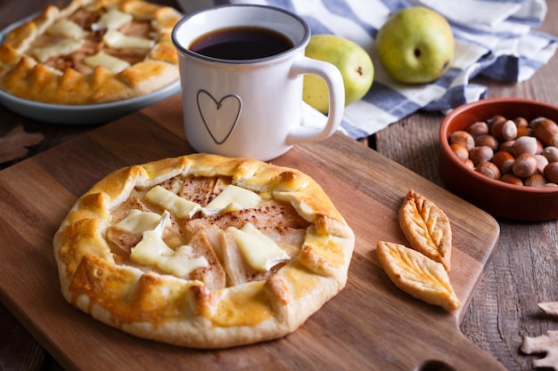 Galette appetitosa con pere e brie