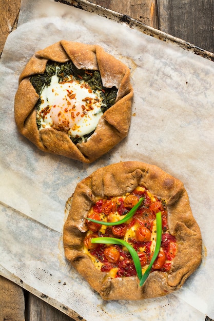 galette con pomodori, pepe, spinaci, feta, formaggio, pasta vegetariana.