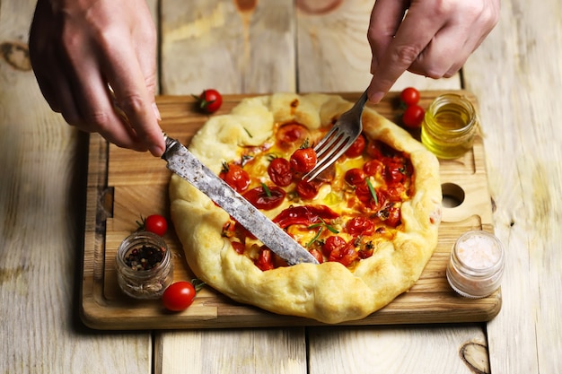 Galette con pomodorini e formaggio