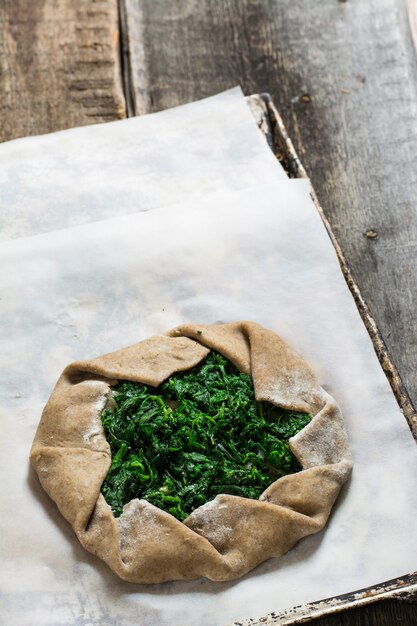 Galette d&#39;estate con spinaci