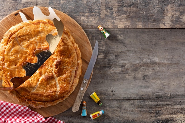 Galette des rois sulla tavola di legno. Torta tradizionale dell'Epifania in Francia