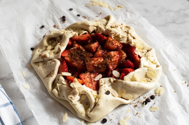 Galette di fragole estive con scaglie di mandorle nella preparazione del cibo