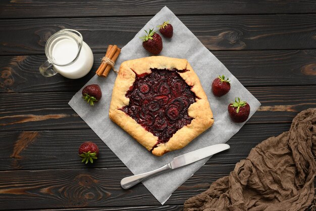 Galette di fragole su fondo di legno scuro Fatti in casa