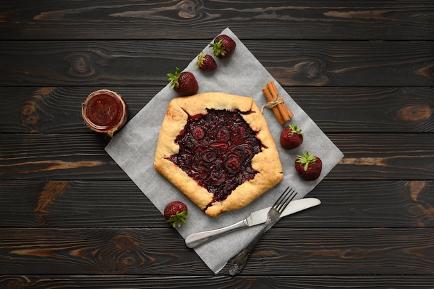 Galette di fragole su fondo di legno scuro Fatti in casa